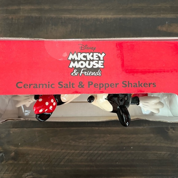 NWT-Disney Mickey and Minnie Kissing Salt and Pepper Shakers - Picture 7 of 11